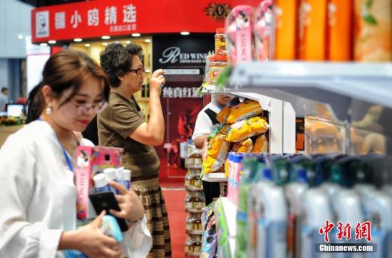 资料图：2019中国·天津华侨华人创业发展洽谈会在梅江会展中心举办。洽谈会期间还举行了世界侨商项目与商品博览会。图为市民在天津进出口贸易展区挑选心仪商品。/p中新网记者 李霈韵 摄