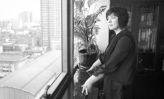 6月30日，湖南天地人律师事务所，脱去法袍的严彩艳。 图/记者杨旭