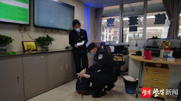 两男子动车上偷偷抽烟触发烟雾报警器，处罚没商量