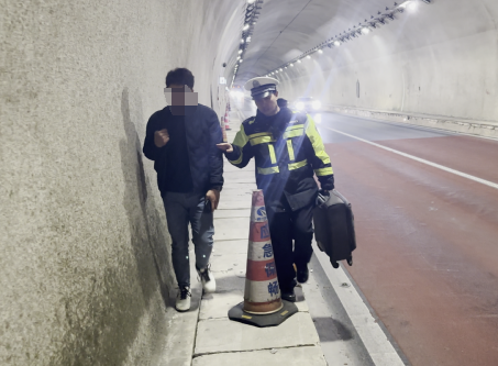 姐弟俩吵架 弟弟被“丢”在高速上:很伤心的,要坐飞机回老家