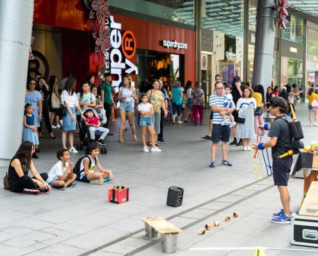 不穿衣服被邻居看到 应该罚款么？