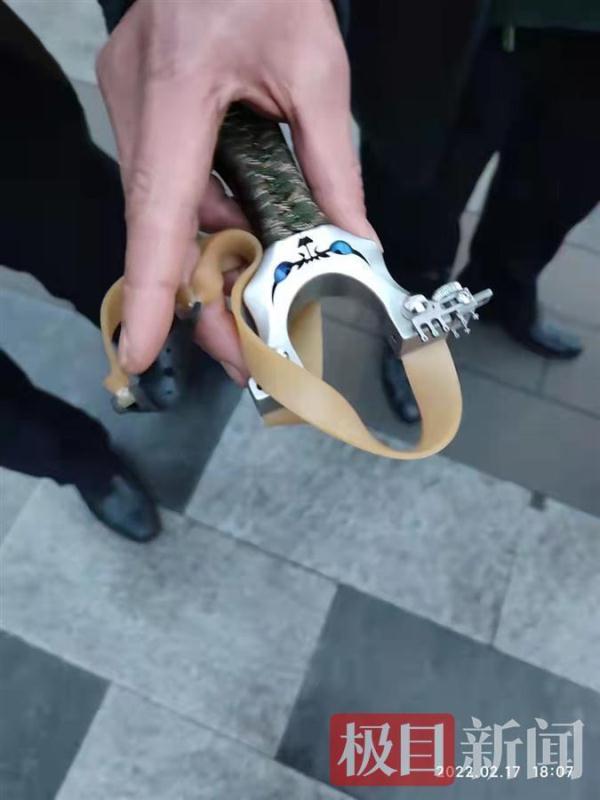 男子持弹弓“打鸟”玩，城管路长没收“作案”工具