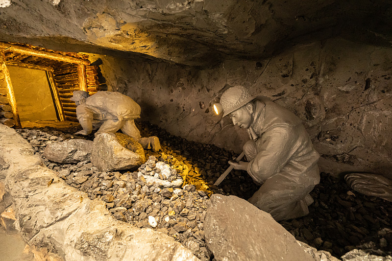 七台河博物馆展示的煤矿工人井下挖煤场景图片下载