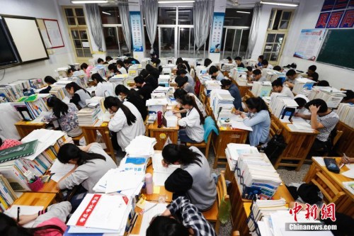 资料图：5月24日，江苏赣榆高级中学高三学生“挑灯夜读”，备战高考。中新社发 司伟 摄 图片来源：CNSPHOTO