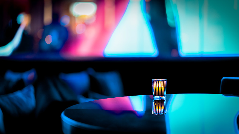 夜总会酒吧场景的抽象夜生活与蜡烛和餐桌在餐厅图片下载