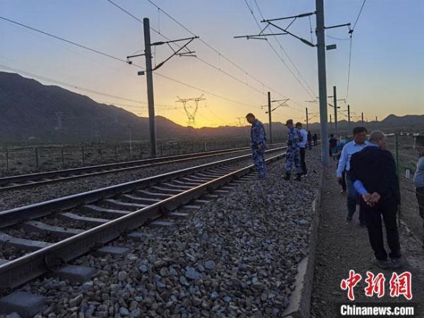 直击兰新线列车撞人事故现场:弯道密集 风力极强