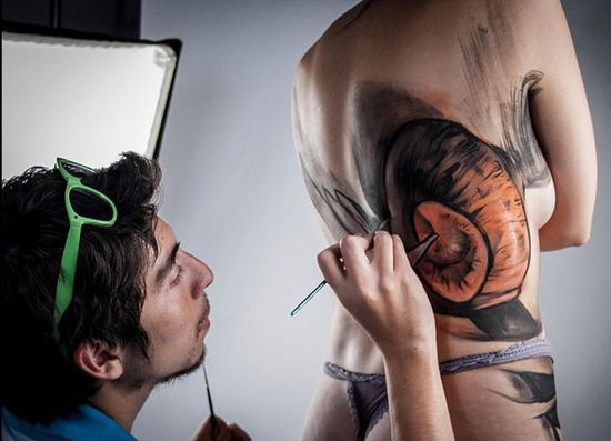 逆天人体彩绘将美女与自然融为一体 超强伪装考验你眼力