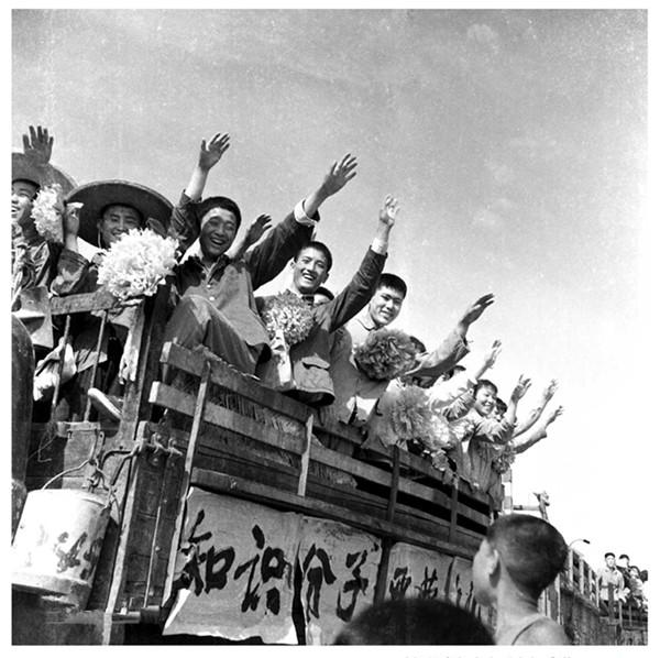 上周国内思想界被牛津大学人类学院项飙的一篇文章刷屏：《中国社会科学“知青时代”的终结》。