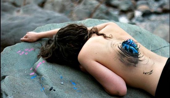 逆天人体彩绘将美女与自然融为一体 超强伪装考验你眼力
