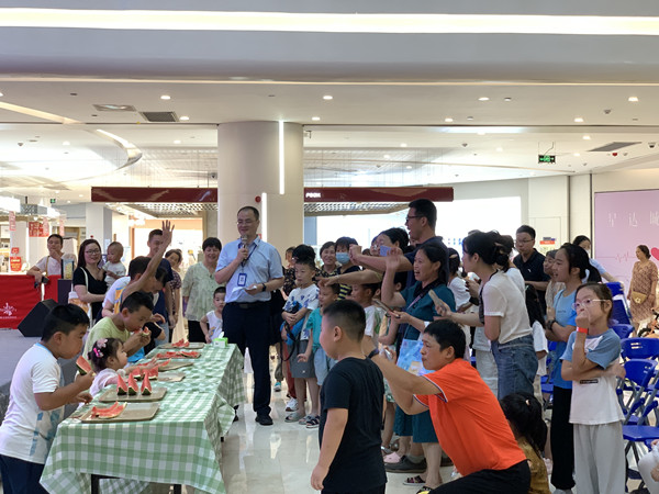 莲花中心星海社区：&ldquo;亲子普法趣味赛 扫雷西瓜闪电吃&rdquo;普法进商圈活动 (2)_副本