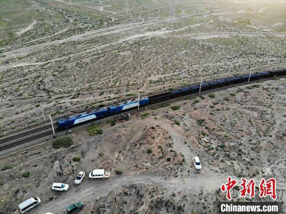 直击兰新线列车撞人事故现场:弯道密集 风力极强