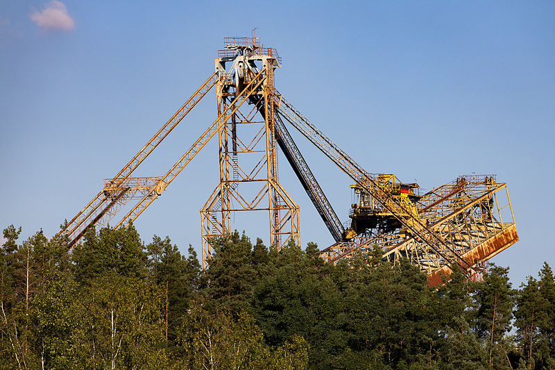 废弃的巨型斗轮挖掘机图片下载