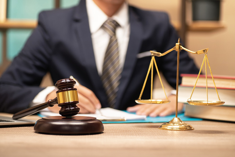 法律、律师和正义概念，男律师或公证人在律师事务所处理重要案件的文件和报告，曼谷，泰国。日期 02/27/2019图片下载