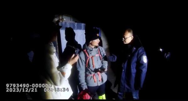 大理:11人凌晨欲私自攀爬苍山兰峰被拦获,其中2人被立案