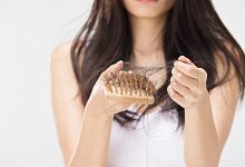 女人梦见自己大把掉头发 女人梦见自己大把掉头发是什么征兆