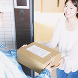 至急です。 カード会社からカードが実家に届いたのですが、今実家に住んでおらず自分が受け取れる状況ではありません。不在票の写真を親から送ってもらい、再配達のサイトを開いてみたら「他の郵便局の窓口で受け取る」というバナーがありました。 カードが郵送される時は基本的に封筒に転送不可と書かれていると思うのですが、「他の郵便局の窓口で〜」の項目であれば転送扱いにはならず今住んでいる地域でも受け取れるのでしょうか？