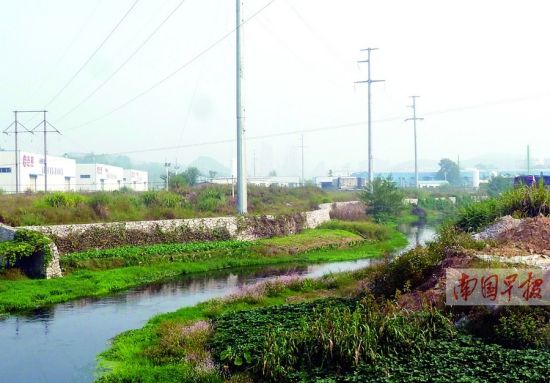 灵渠三里桥上游，土堆不断逼近。