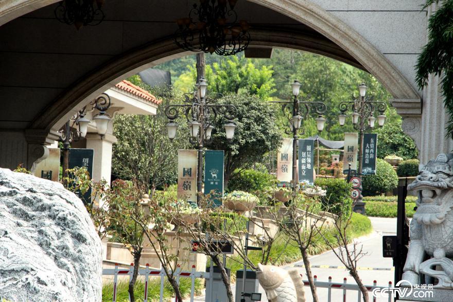 记者8月中旬拍摄的&ldquo;国岭&rdquo;项目内景，&ldquo;圈层领地划疆而立&rdquo;的广告语相当醒目。（王甲铸/摄）