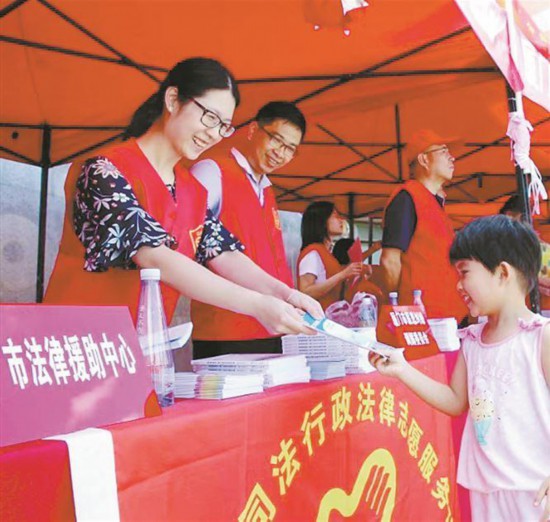 市法律援助中心开展普法宣传。(市法律援助中心 供图)