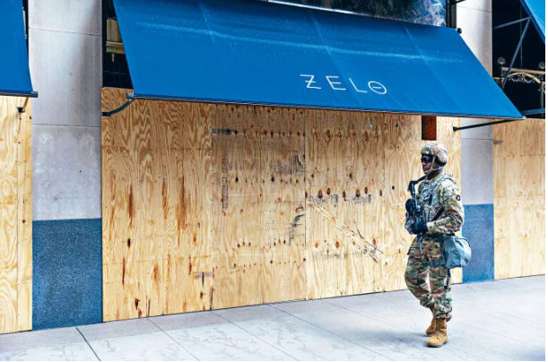 “黑命贵”大结局 拜登给6岁女孩跪了 公开承认：美国灵魂上有污点