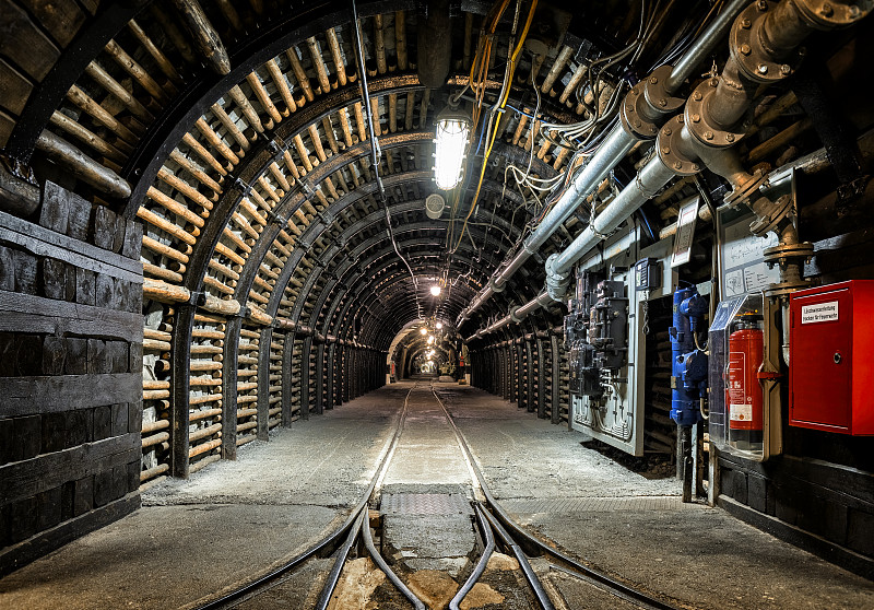 煤矿井下巷道有支护系统和铁路轨道图片下载