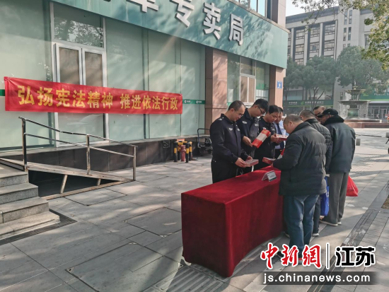 “金叶先锋”志愿者开展送法进店堂活动。浦口烟草供图