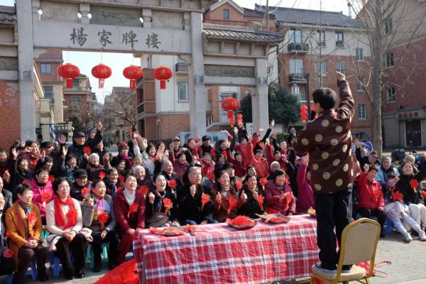 杭州最牛全家福!光60岁以上的就有99个,站凳子上才能把人拍齐……