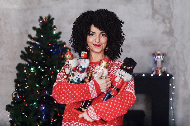 圣诞节时抱着胡桃夹子士兵的女人图片下载