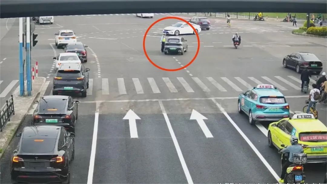 上海街头这辆“老头乐”太炸裂！“保时捷”“法拉利”合体，车主原本还打算……