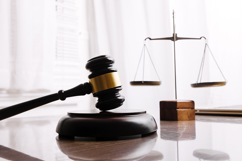 商务律师在办公室讨论合同文件，法律咨询服务图片（罗马尼亚）图片下载