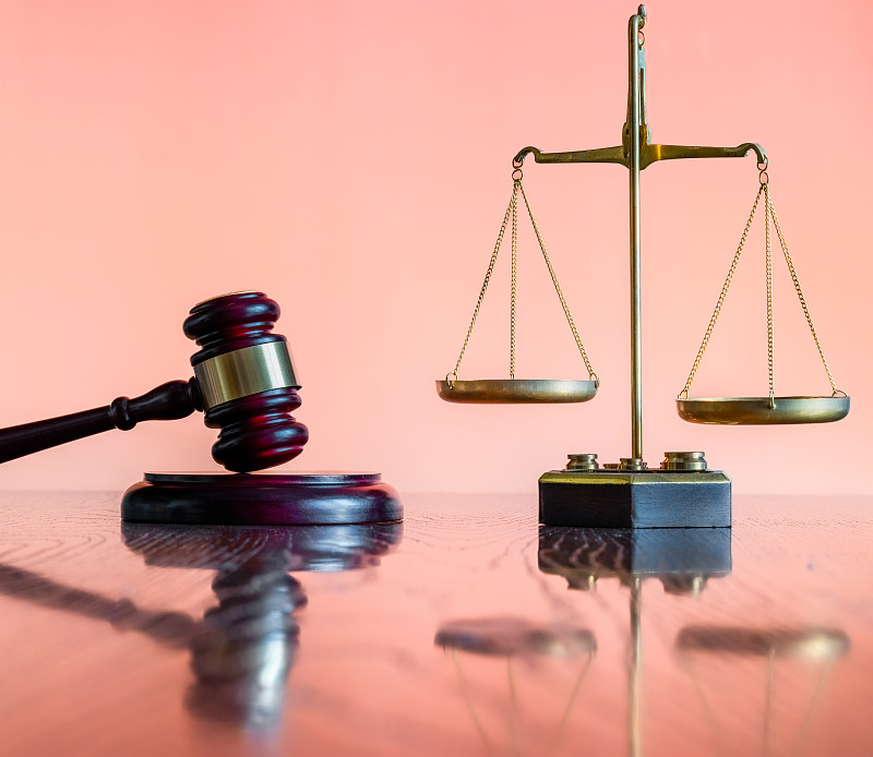 法槌、天平与橙红色背景留白图片下载