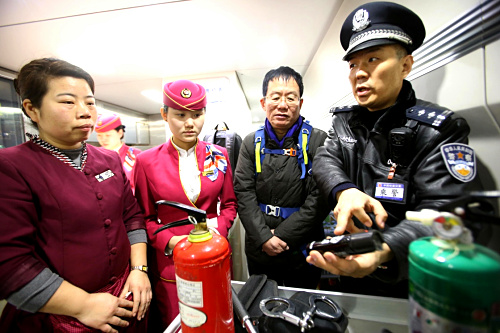 1月10日，山西临汾铁路公安处一名动车乘警向列车员工和旅客介绍“110”警用装备的使用方法。当日是全国第30个“110宣传日”，今年的主题是“群众的110 你我的30年”。各地公安机关组织各种宣传活动，向群众普及“110”报警求助常识和防盗、防抢、防诈骗、防火等安全防范知识。新华社发（鲍东升 摄）