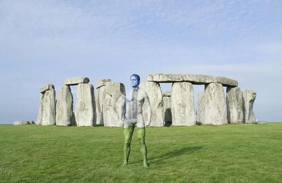 逆天人体彩绘将美女与自然融为一体 超强伪装考验你眼力