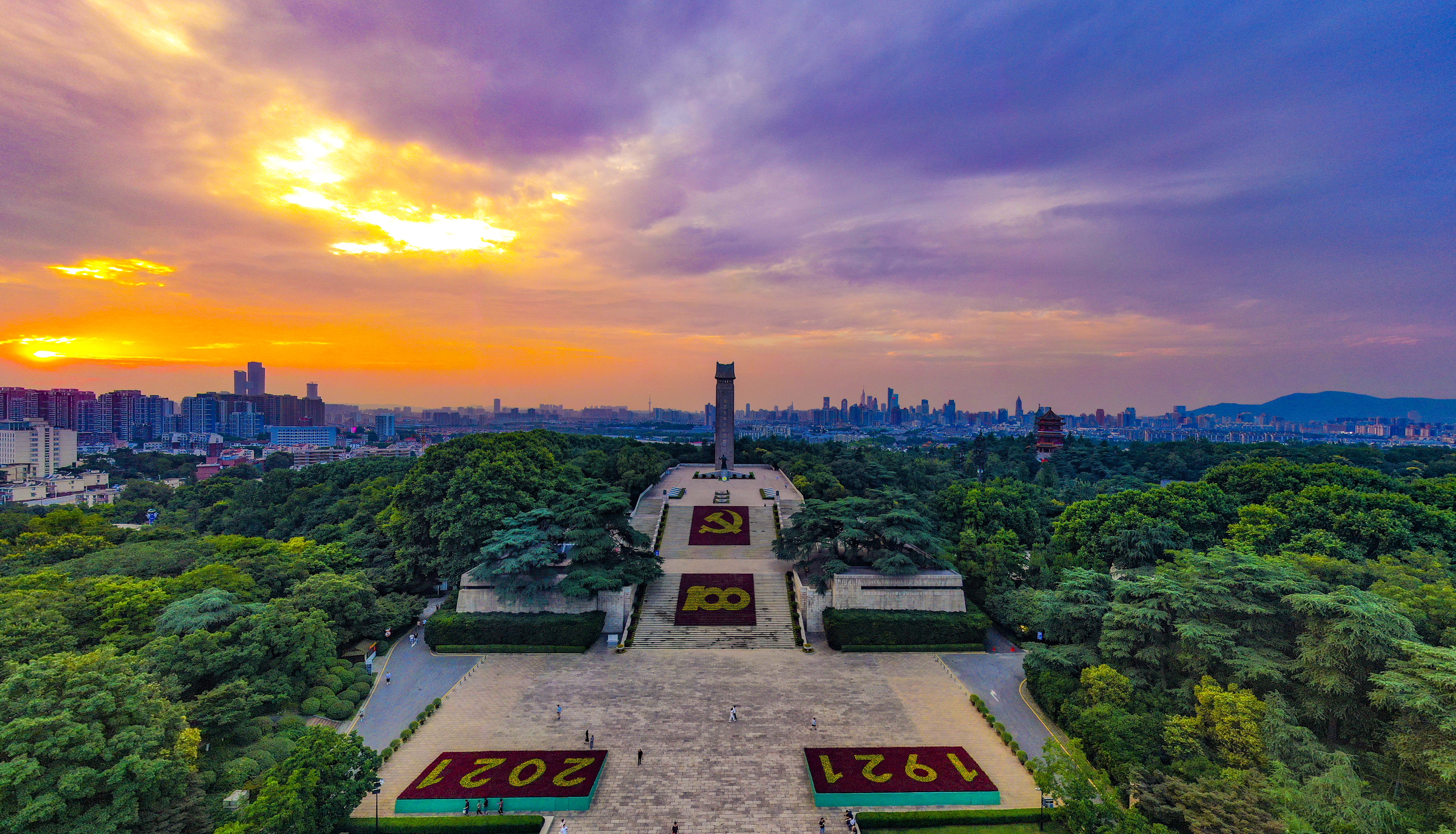 近日,雨花台烈士陵园庆祝建党百年巨型花景亮相,17万盆鲜花在烈士纪念碑前的台阶上摆放出“党徽”图案与数字“100”、“1921”、“2021”字样。鲜花与晚霞交相辉映,百年恰是风华正茂。通讯员 张洪 周菲菲 南报融媒体记者 冯芃摄