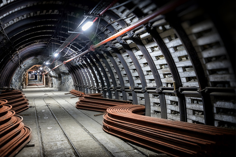 煤矿井下巷道有支护系统和铁路轨道图片下载