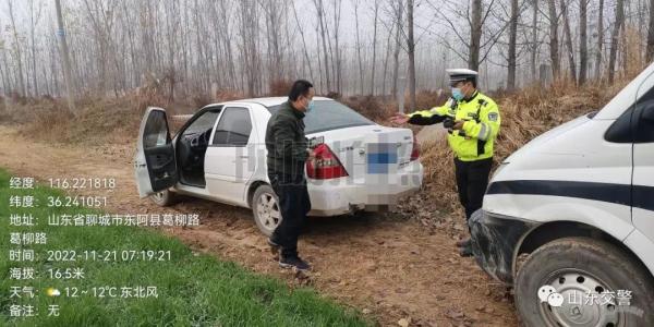 荒唐！无证、脱保、未年审 为躲交警钻坟地