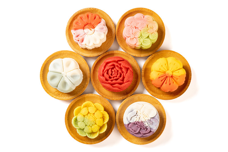 俯视图时尚不同的花形状的月饼在白色水平构图图片下载