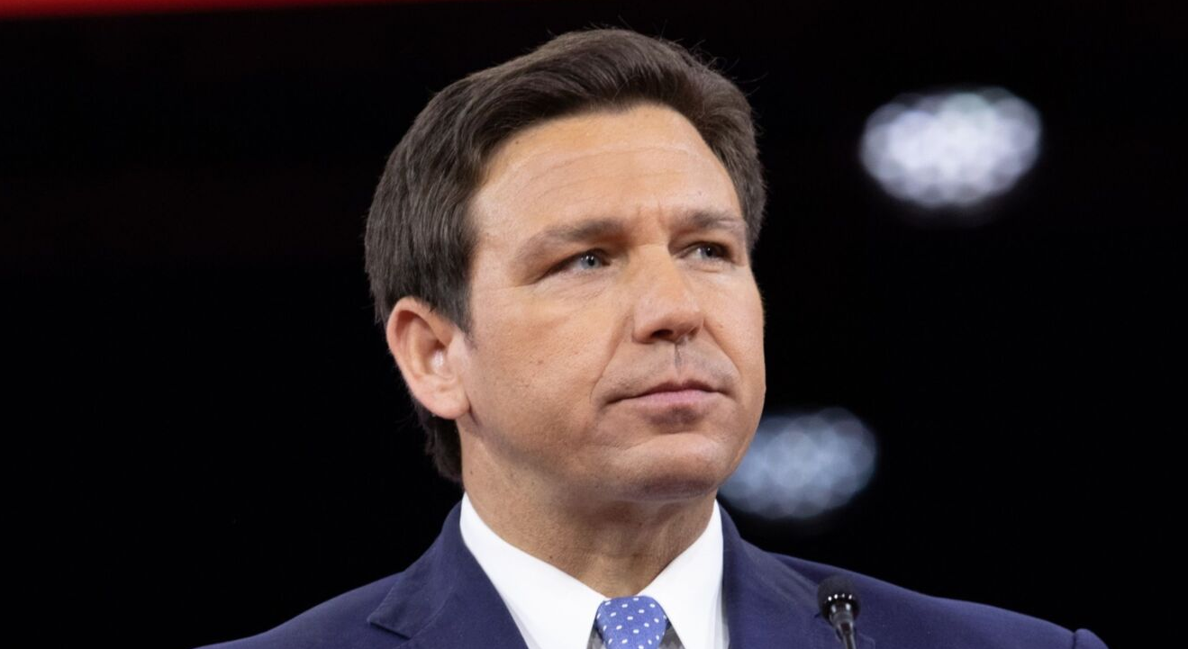 美媒称,佛州州长德桑蒂斯此前签署法案,禁止中国公民在佛州购买房产。图为德桑蒂斯资料图片