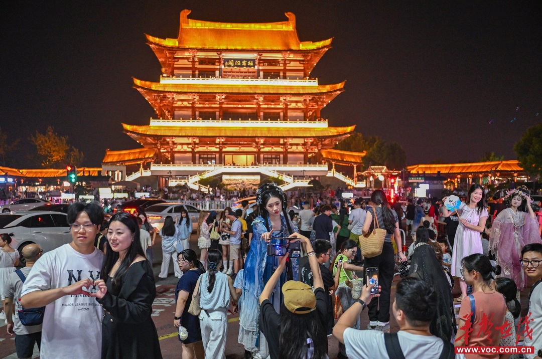 游客在拍摄杜甫江阁亮灯活动 郭立亮 摄