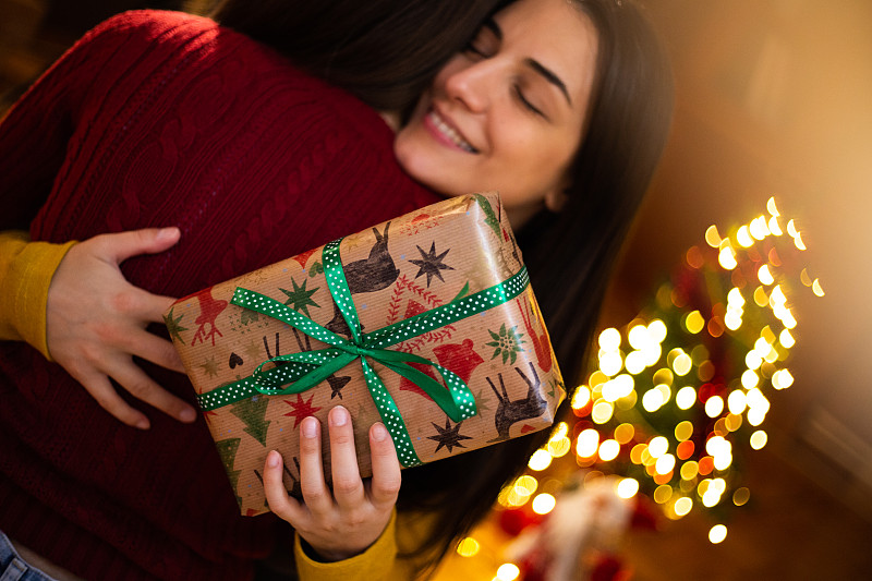 姐妹们在互送和接收圣诞礼物图片下载