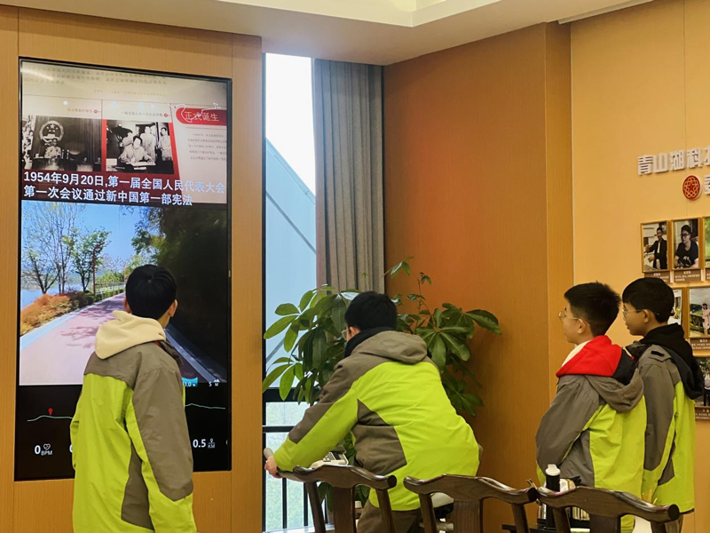 中小学生参与普法学习。