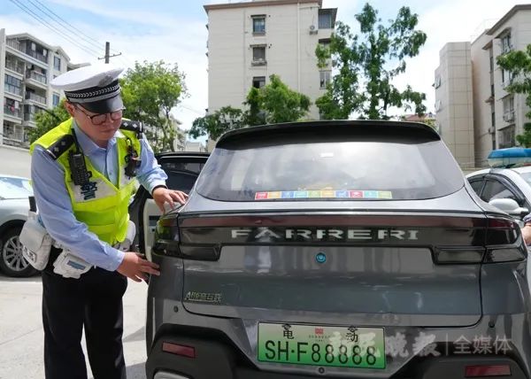 上海街头这辆“老头乐”太炸裂！“保时捷”“法拉利”合体，车主原本还打算……