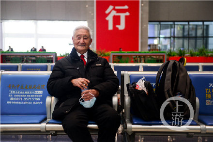 候车厅里的老人：奔向远方的92岁律师