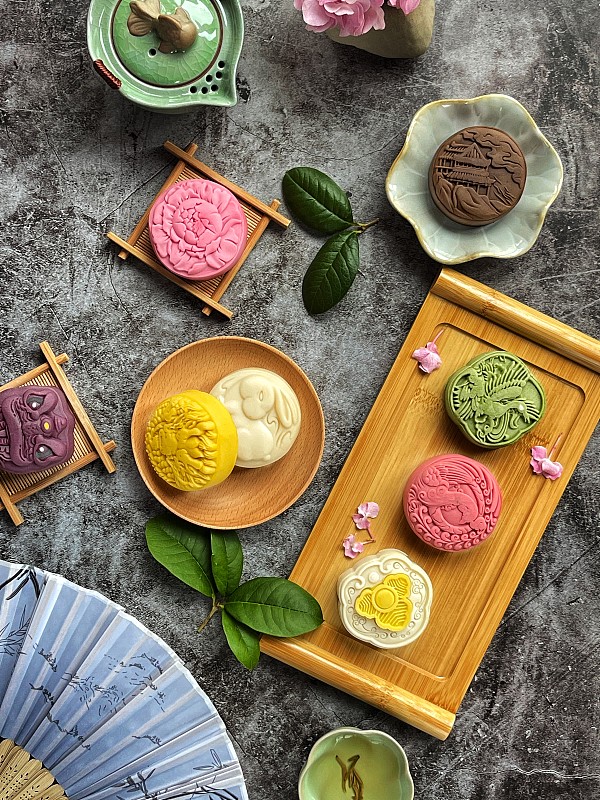 静物摄影：暗调/彩色月饼图片下载