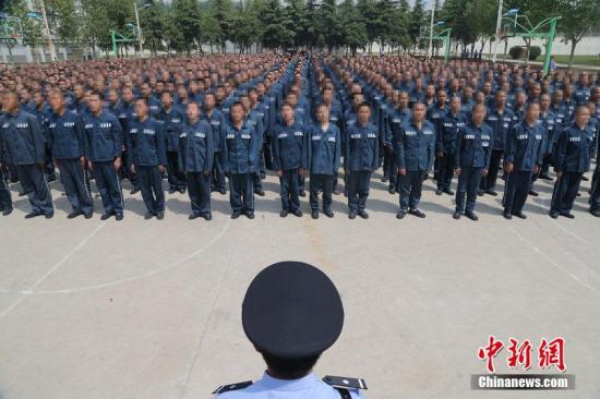 资料图:河南省郑州市未成年犯管教所活动广场,1000余名未成年犯共同诵读《弟子规》等传统经典。图片来源:CFP视觉中国