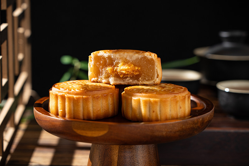 中秋节美食切开的蛋黄肉松月饼图片下载