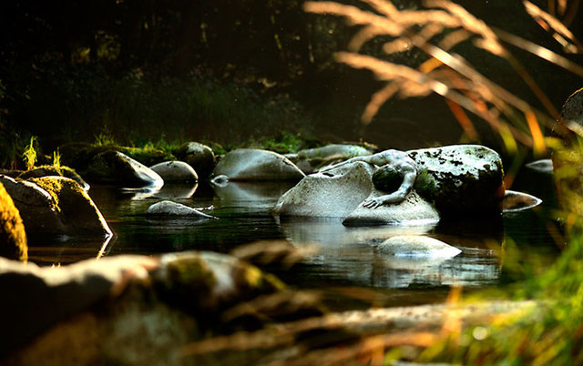 逆天人体彩绘将美女与自然融为一体 超强伪装考验你眼力