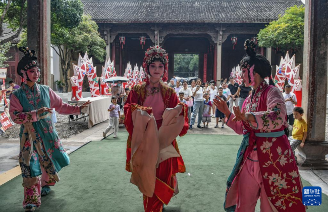 假期释放文旅消费热情 各地景区人潮如织