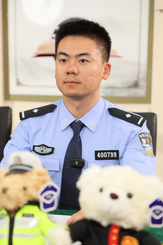 “专业”主播 人民交警