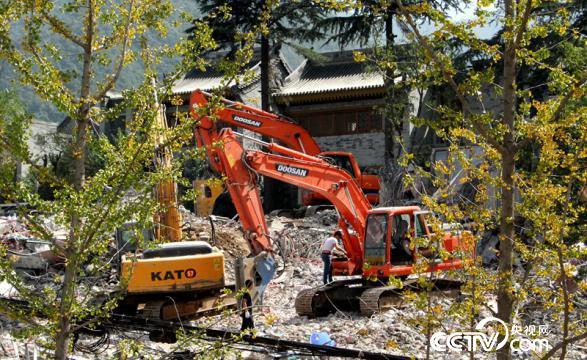 数台挖掘机正在&ldquo;华府门第&rdquo;（西安院子）临街一侧的围墙内作业王甲铸/摄